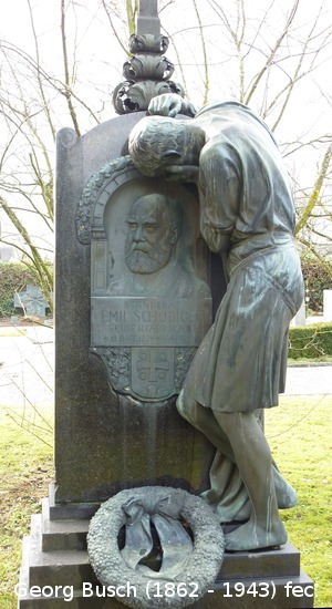 Trauernder am Porträt, Kranz, Kreuz