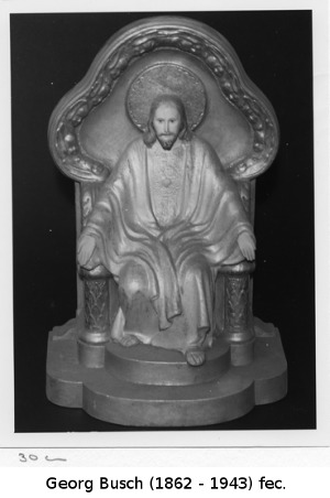 Herz-Jesu-Figur thronend