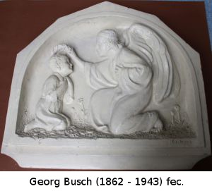 Engel bekränzt Klaus