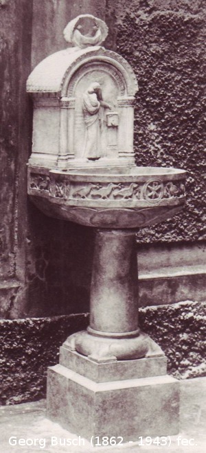 Opferkasten "Arme Witwe" auf Weihwasserbecken