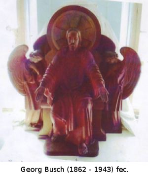 Herz-Jesu-Figur thronend u. 2 Engel